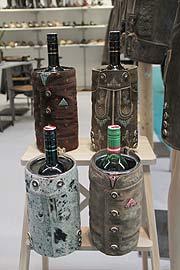 mal was anderes: Flaschenkühler im Lederhosenlook, gesehen am Stand der  Zoth Schuhhandels-Ges. Salzburg (©Foto: Marikka-Laila Maisel)